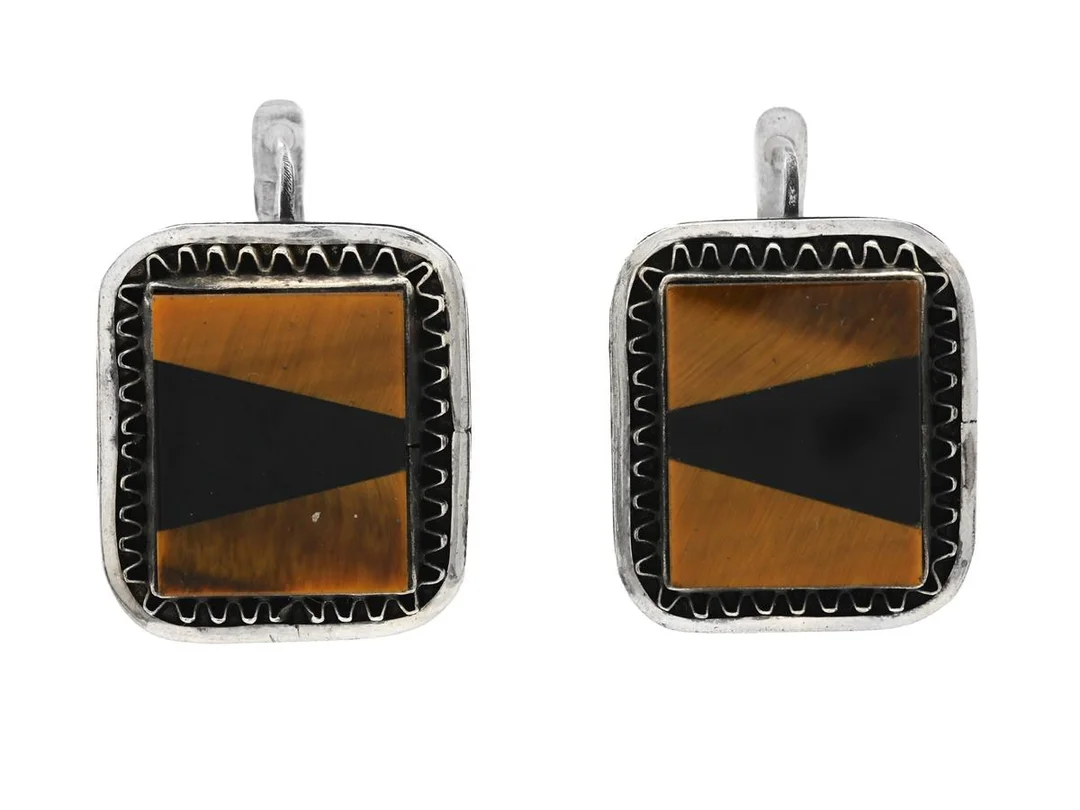 ÖRHÄNGEN, sterlingsilver, tigeröga och onyx, stängbara stift, höjd 2,7 cm, vikt ca 15,7 g. — Smycken/Örhängen — Kaplans