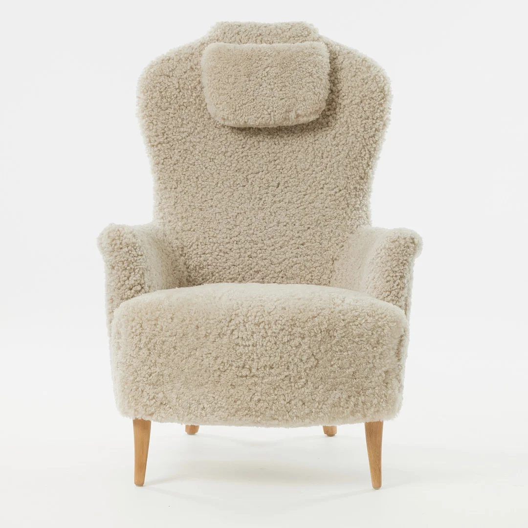 CARL MALMSTEN. Fåtölj "Farmor", med nackkudde, klädd i fårskinn. — Armchairs & Chairs — Stockholms Auktionsverk Magasin 5