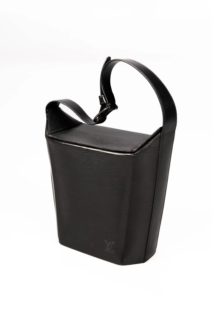 LOUIS VUITTON. Väska, "Bento Box Epi Black", 1997. — Vintage & Designer Fashion — Norrlands Auktionsverk