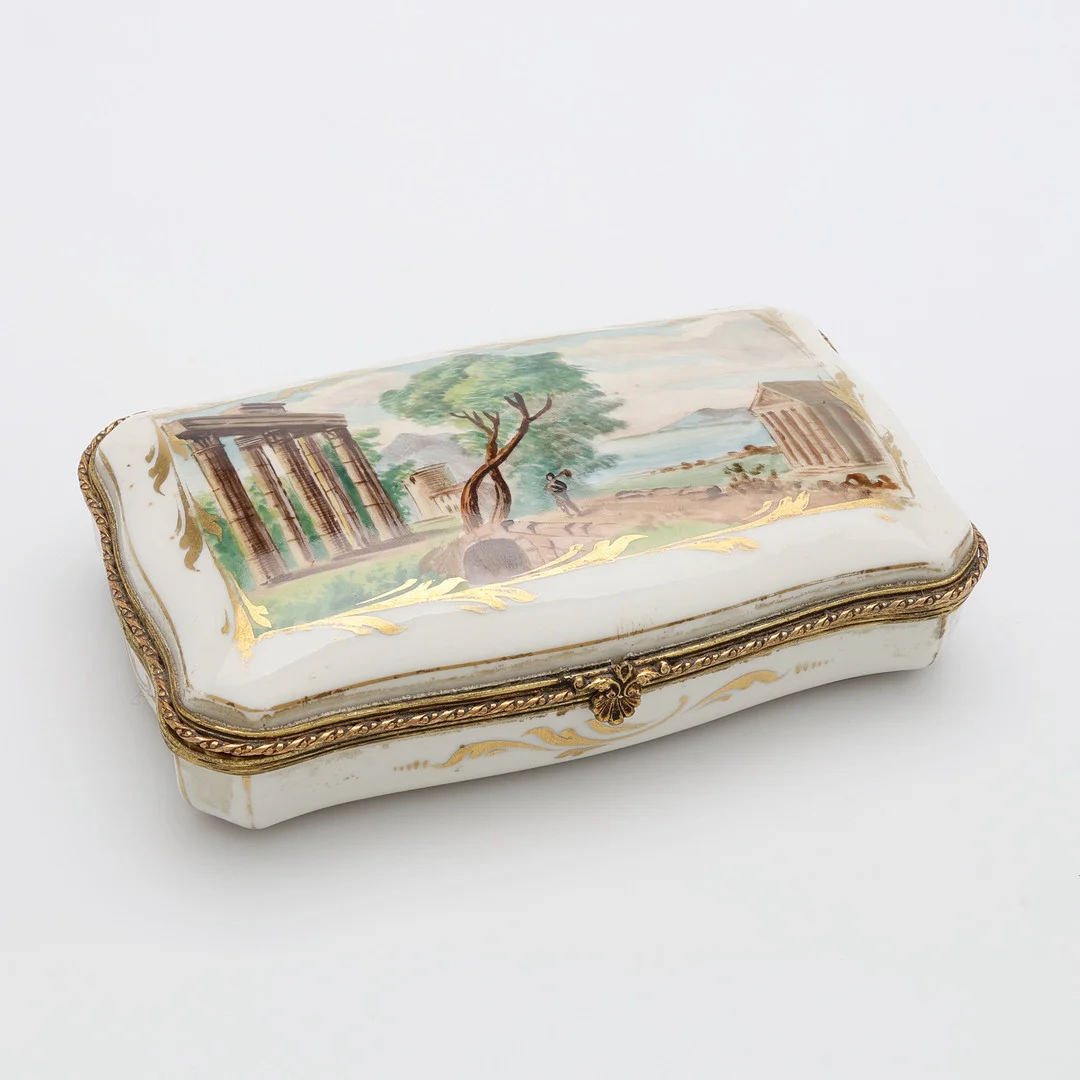 DOSA, av porslin med emaljmåleri och mässoingsmonteringar, sevres-liknande märkning, Frankrike, 1800-talets andra hälft. — European — Crafoord Auktioner Lund