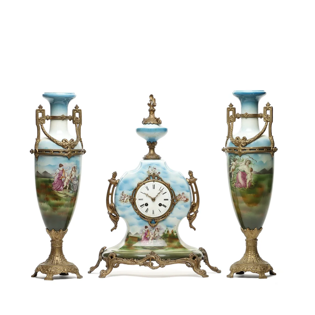 Mantel clock with two vases (3) — Watches and clocks/Table clocks, mantle clocks — Lauritz
