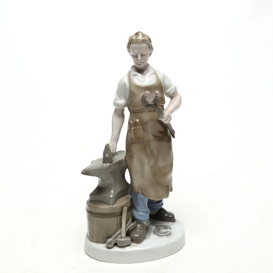 SMEDFIGUR, porslin, Östtyskland. — European — Kalmar Auktionsverk