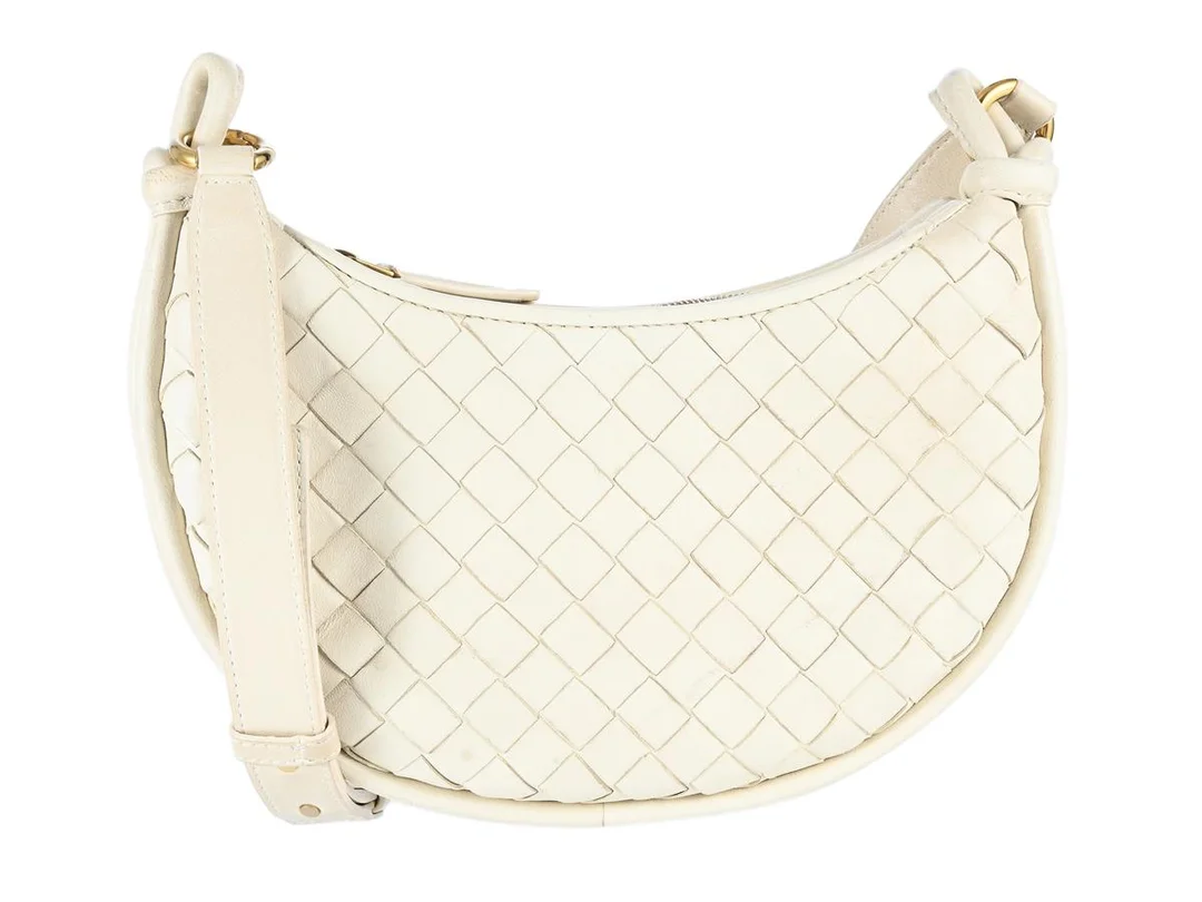BOTTEGA VENETA, VÄSKA, Gemelli, benvitt Intrecciato läder, guldfärgade beslag, 26x15x4 cm, justerbar axelrem, dustbag, slitage på kanter. Good Condition. — Accessoarer/Väskor — Kaplans