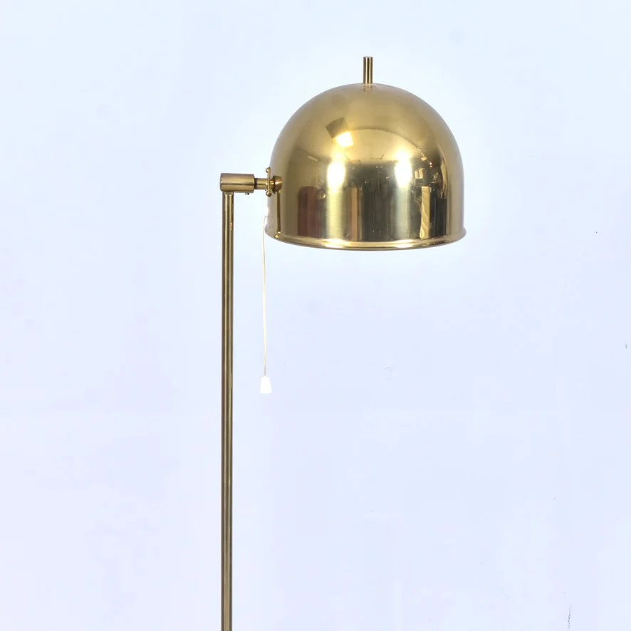 EJE AHLGREN. golvlampa, mässing, Bergboms modell g-075. — Floor lights — Halmstads Auktionskammare