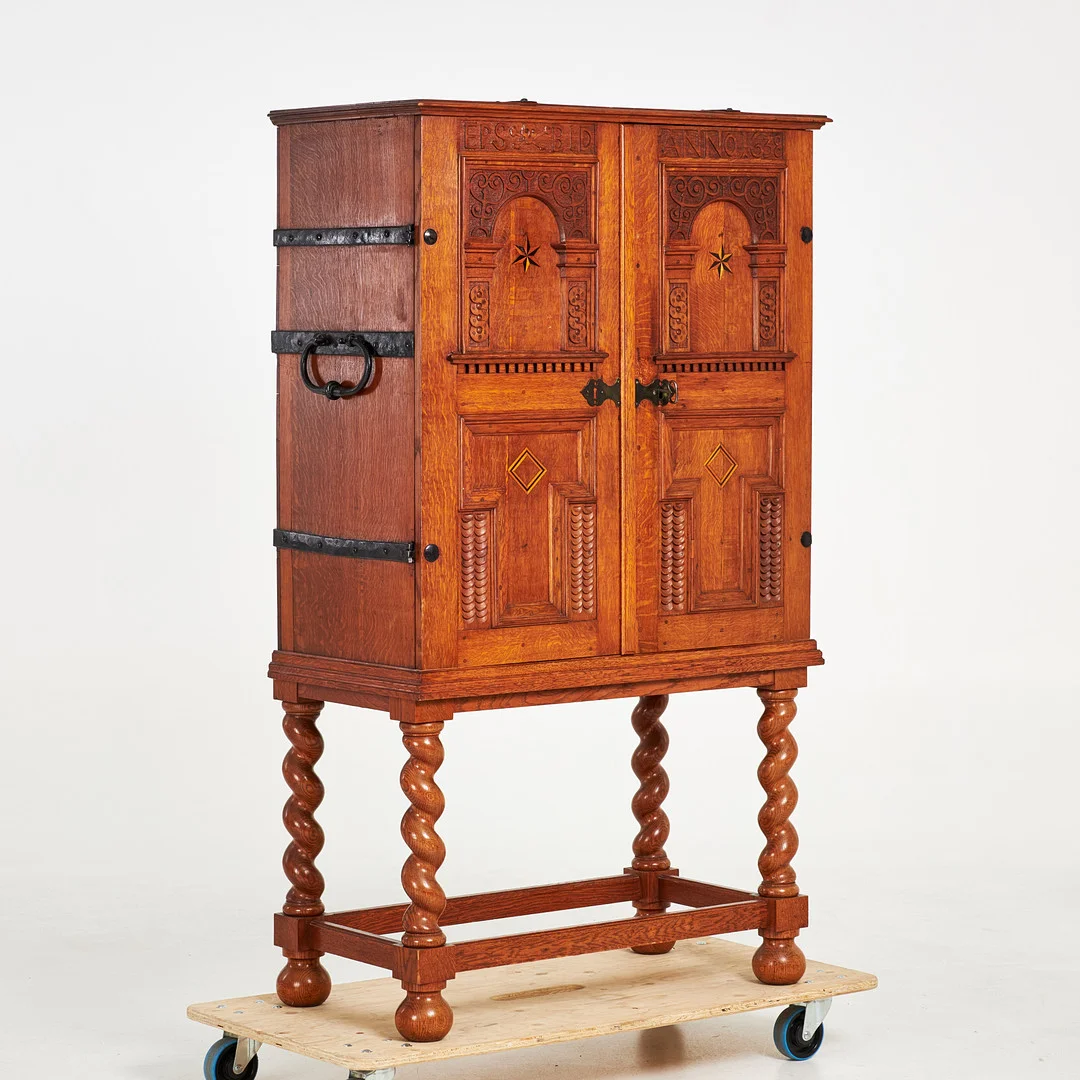 MEDICIN/KABINETTSKÅP. 1600 tal, dragkista, 1800 talet renoverat kompletterat, skuren dekor, invändigt med draglådor, ek, benställning spiralvridna ben, klotfötter. — Cupboards, Cabinets & Shelves — Stockholms Auktionsverk Sickla