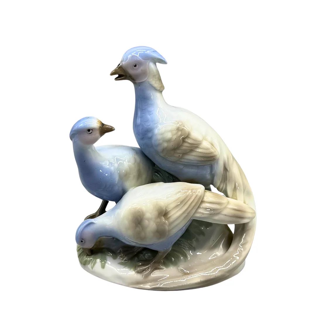 ART DÉCO PORZELLANFIGUR VON EINER VOGELFAMILIE. — European — Auktionshaus Stuber's Hammerschlag