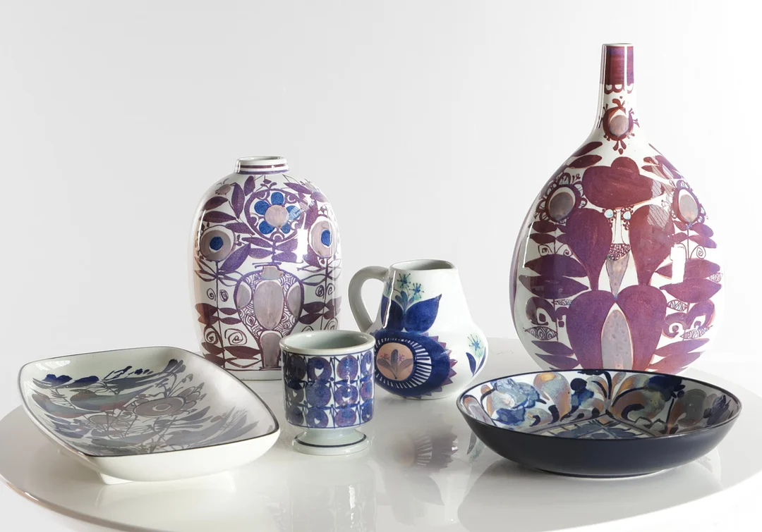 ALUMINIA / ROYAL COPENHAGEN. Samling fajance, "Tenera" vaser og fade. Danmark. Forskellige farver og mønstre. (6). — Ceramics & Porcelain — Woxholt Auktionshus