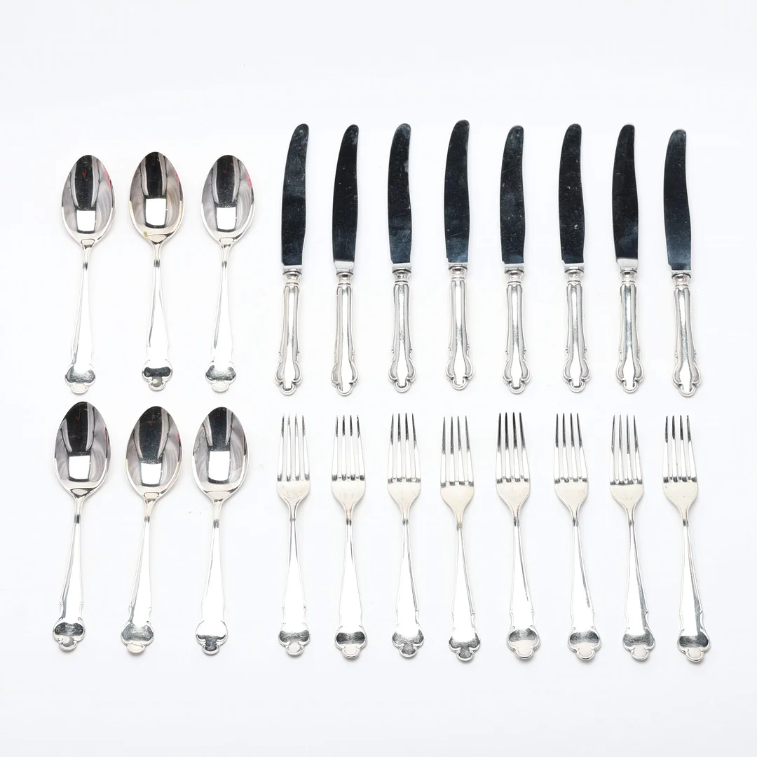 Bestickuppsättning, 22 delar, silver, modell Disa, bestående av 8 gafflar, 8 knivar, 6 matskedar. — Silver — Uppsala Auktionskammare