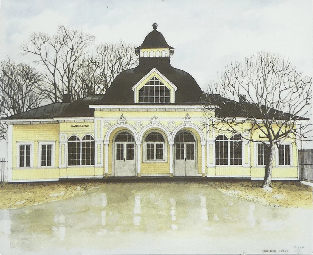 JACKIE LYND. VÄGGPLATTA, porslin, "Handelsboden", Rörstrand. signerad. — European — Lysekils Auktionsbyrå
