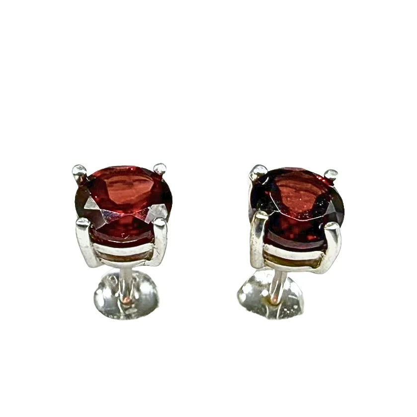 PAAR 925ER SILBER OHRRINGE MIT EINEM FACETTIERTEM GRANAT. — Earrings — Auktionshaus Stuber's Hammerschlag