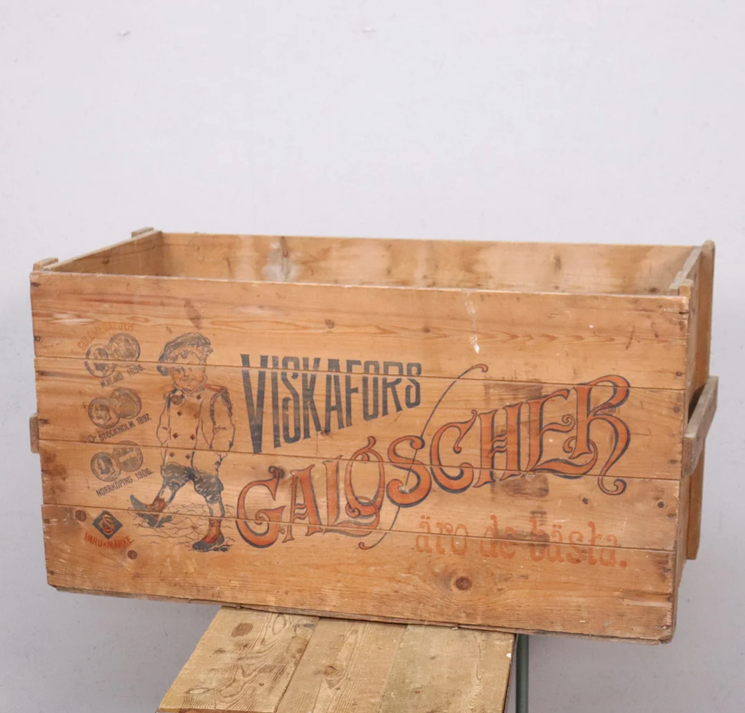 TRÄLÅDA, Viskafors Galoscher, 1900-talets första hälft. — Advertising & Signs — Markus Auktioner