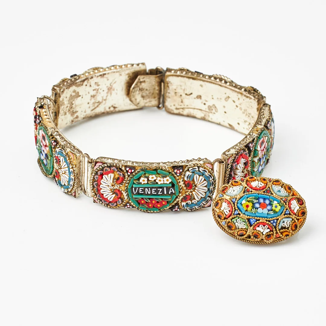 BROSCH, oval form, ARMBAND, oädel metall, mikromosaik, 5 rektangulära plattor varv mitten platta med text: Venezia, Italien 1900-tal. — Bracelets — Stockholms Auktionsverk Magasin 5