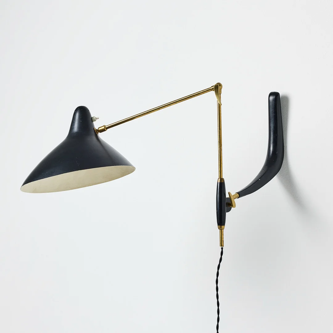 SVEND AAGE HOLM SØRENSEN. Vägglampa, Danmark, 1950-tal, mässing och svartlackerat stål. — Wall Lights — Stockholms Auktionsverk Magasin 5