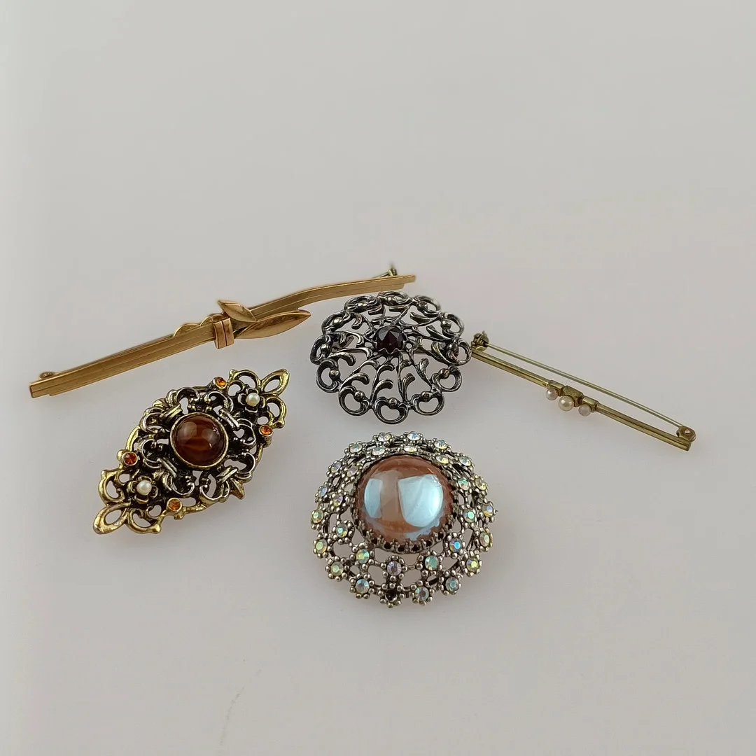 KONVOLUT 5 BROSCHEN, Modeschmuck, 20. Jh., unterschiedliche Ausführungen in silber- und goldfarbenem Metall. — Brooches & Pendants — Auktionshaus Blank