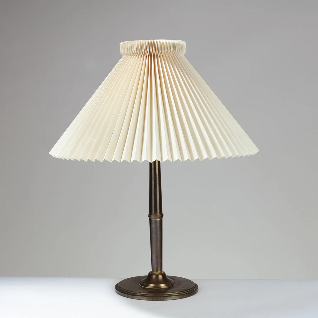 Bordlampe af mørkpatineret messing med plisseret lampeskærm, europæisk lampeproducent, 20. århundrede. — Table Lamps — Palsgaard Kunstauktioner