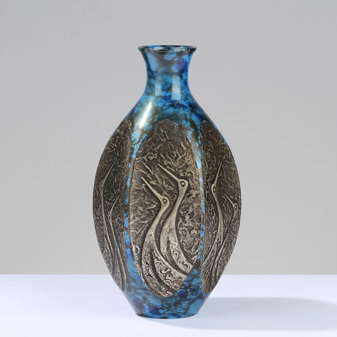 JAPANSK BRONZE: Vase med sekskantet korpus og rund bund/hals, dekoreret med motiver af traner i par, overfladefinish i blåmelering og mørkt jern, Japan, 20. århundrede. — Bronzes — Palsgaard Kunstauktioner