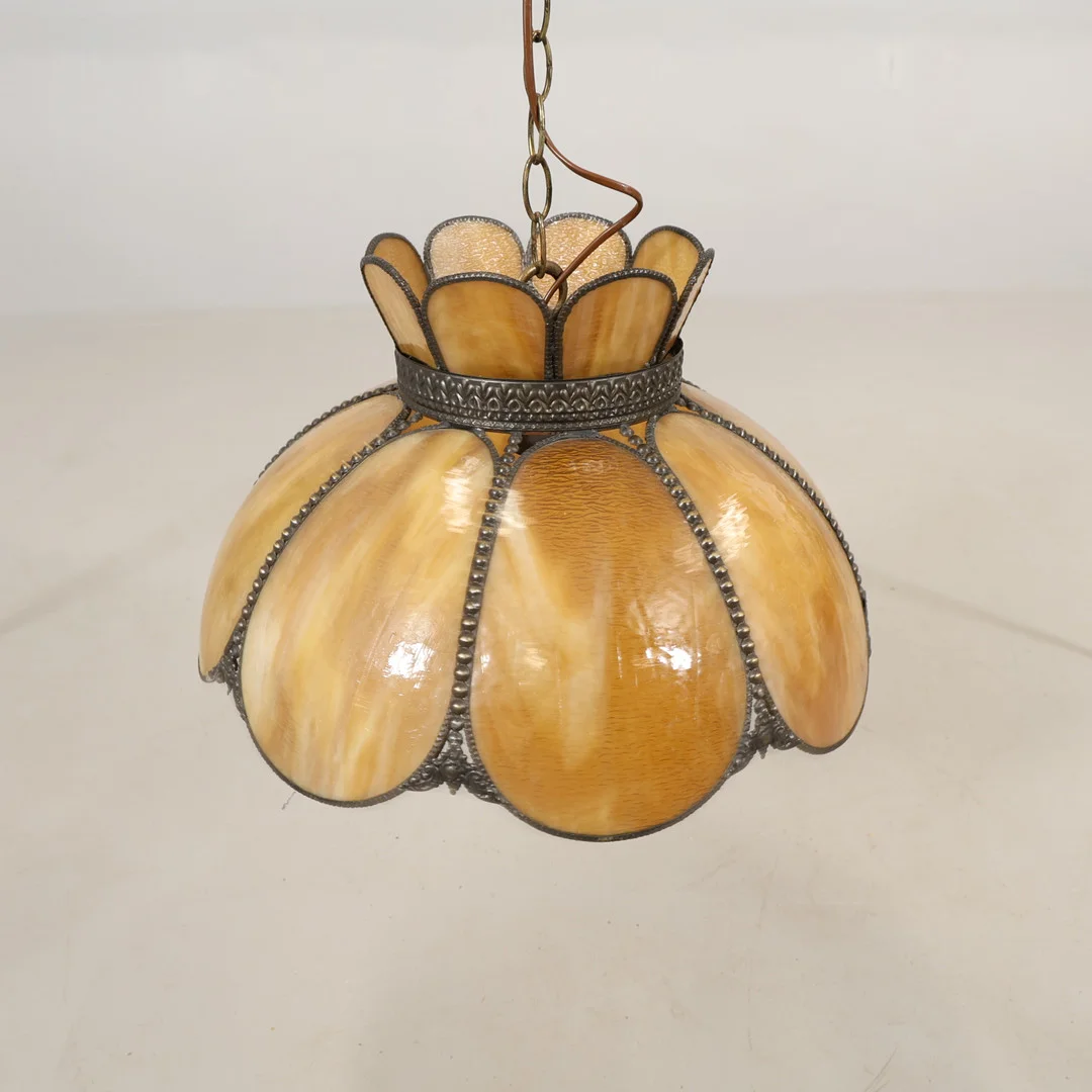 TAKLAMPA, glas Tiffanystil. — Ceiling lights — Höörs Auktionshall