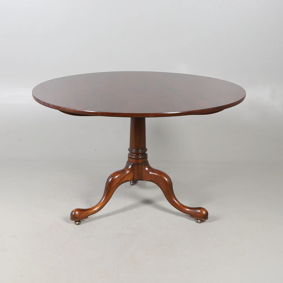 A CIRCULAR MAHOGANY TILT TOP BREAKFAST TABLE. — Tables — Lawrences Auctioneers