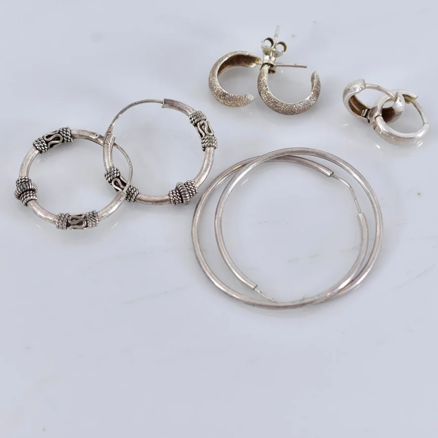 CREOLER, 4 par, sterlingsilver. — Earrings — Halmstads Auktionskammare