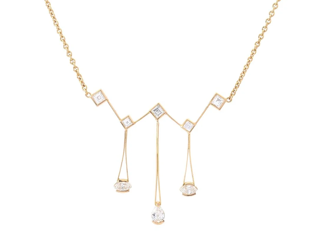 COLLIER, 18K guld, droppslipad diamant, 2 navettslipade diamanter och 5 carréslipade diamanter ca 0,90 ctv, ca TW/VS, längd 43 cm, vikt 6,5 g. — Smycken/Collier — Kaplans