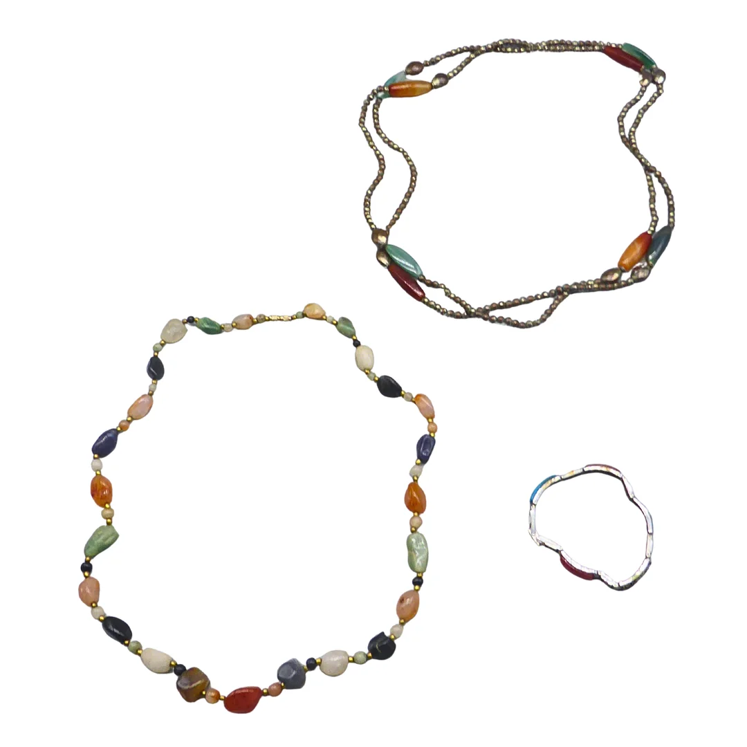 SET AUS ZWEI HALSKETTEN UND EINEM ARMBAND MIT BUNTEN SCHMUCKSTEINEN. — Jewellery — Auktionshaus Stuber's Hammerschlag