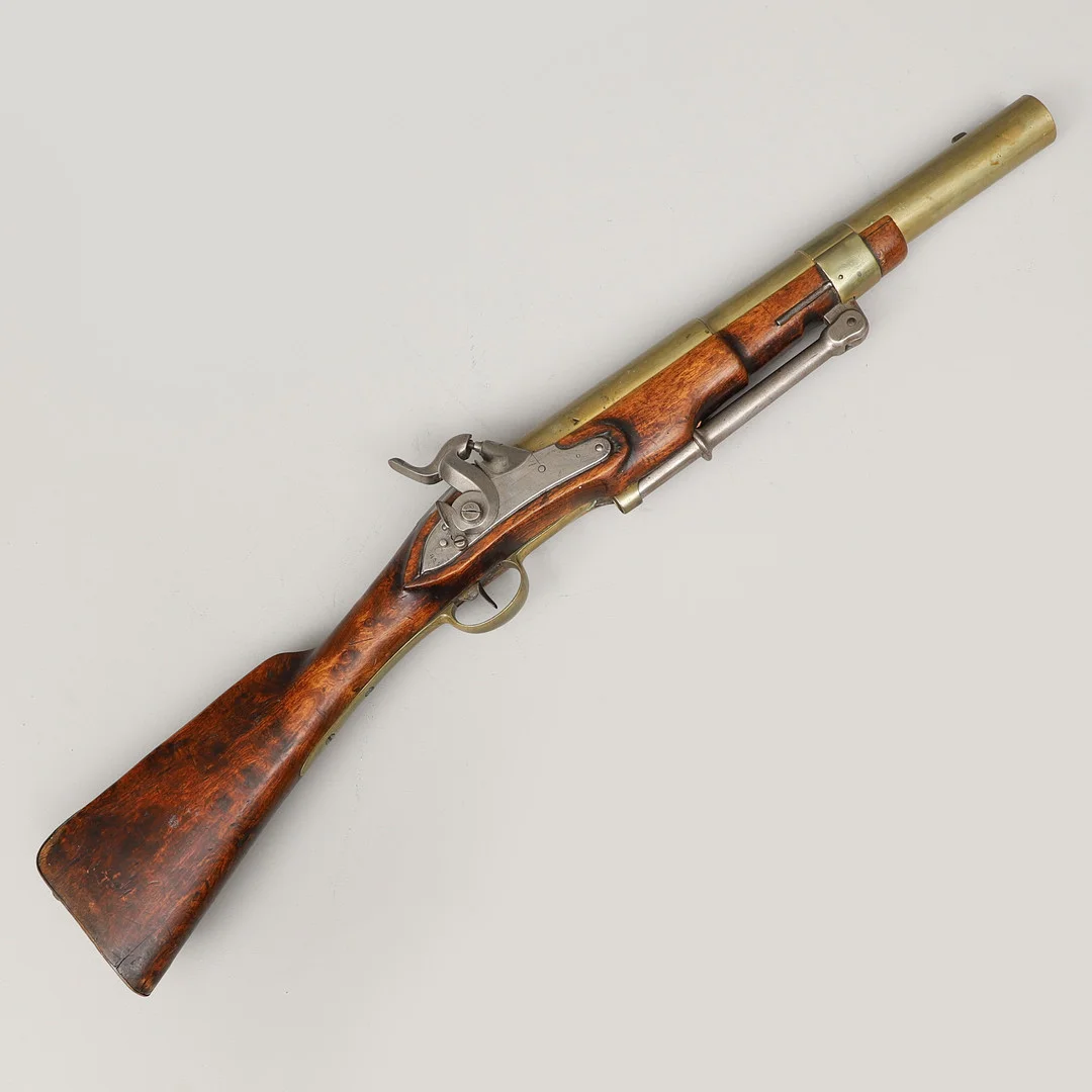 MUSKEDUNDER/RELINGSBÖSSA, svensk, konverterad till slaglås enligt 1845 års förordning. — Guns & Rifles — Crafoord Auktioner Malmö