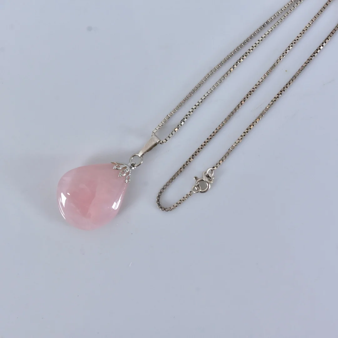 SILVERKEDJA, med rosa kvarts. — Silver — Halmstads Auktionskammare