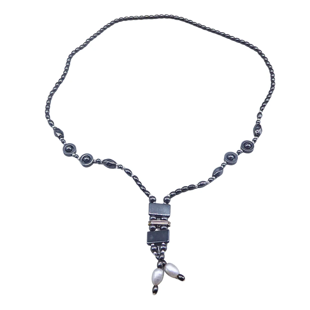 Y-HALSKETTE MIT HÄMATIT-PERLEN UND SÜSSWASSERPERLEN. — Necklace — Auktionshaus Stuber's Hammerschlag