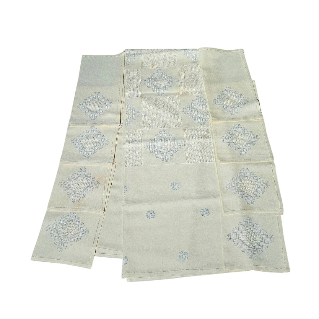 Mantelería "Lagarterana" en hilo color vainilla con 8 servilletas. — Carpets — Arce Auctions