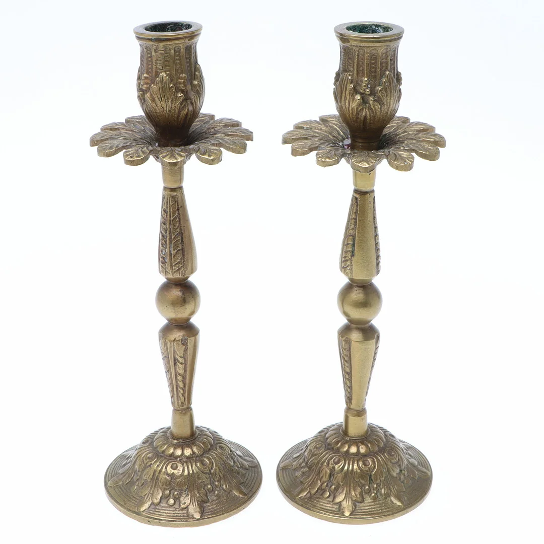 LJUSSTAKAR, ett par, mässing, bladdekor, 1900-talets första hälft. — Candlesticks — Ekenbergs Auktioner