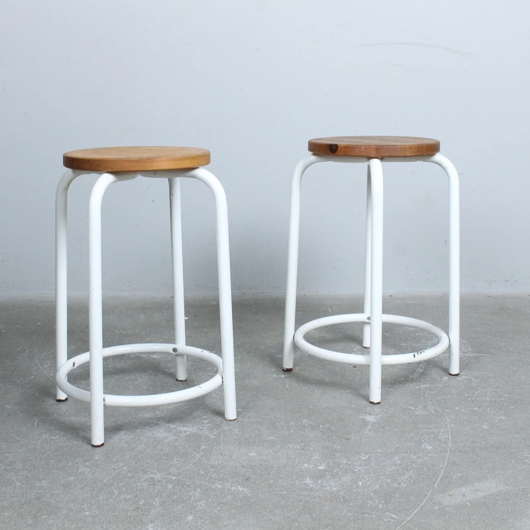KARIN MOBRING. Paar Barhocker Ikea, Metall, Kiefer. — Armchairs & Chairs — Stockholms Auktionsverk Düsseldorf/Neuss