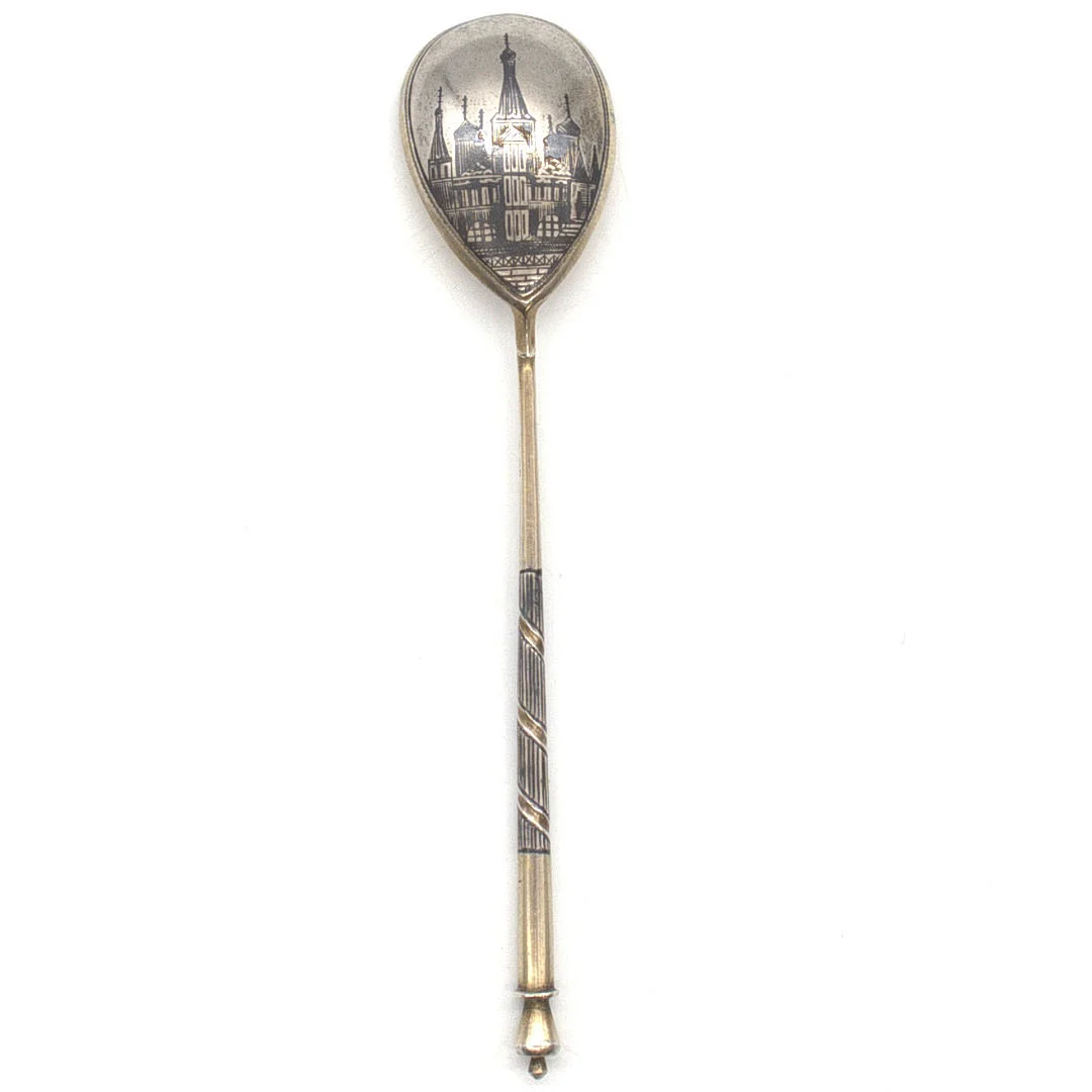ANTIKER RUSSISCHER 875 SILBER/84 ZOLOTNIKI LÖFFEL, NIELLO-DEKORATION STADTANSICHT VON MOSKAU, VERGOLDET, MOSKAU, UM 1900. — Silver — Kunst- und Auktionshaus Kleinhenz