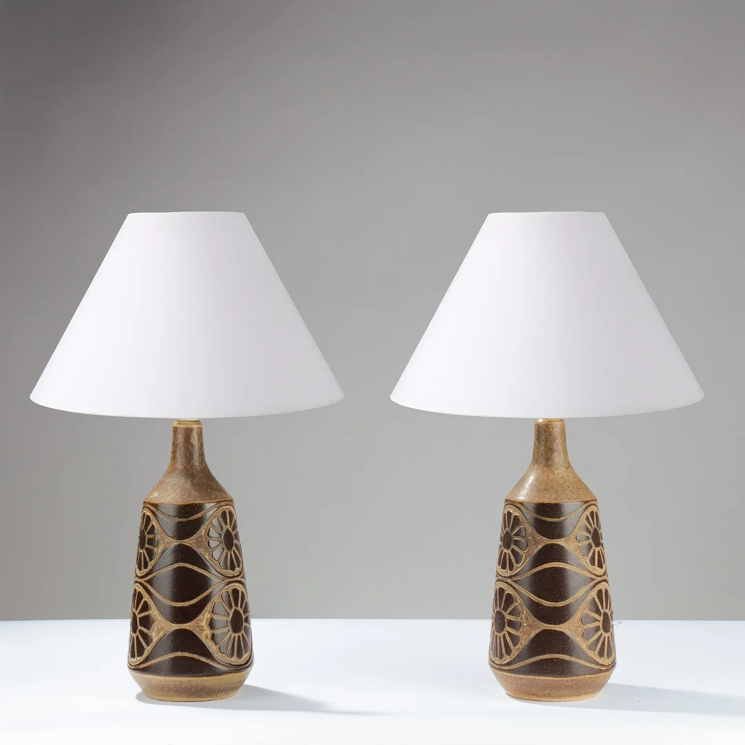 MICHAEL ANDERSEN & SØN: Et par flaskeformede bordlamper af brunglaseret stentøj med stiliserede blomsterrelieffer, modelnr. 6402, Bornholm, Danmark, 1960/70'erne, (2). — Table Lamps — Palsgaard Kunstauktioner