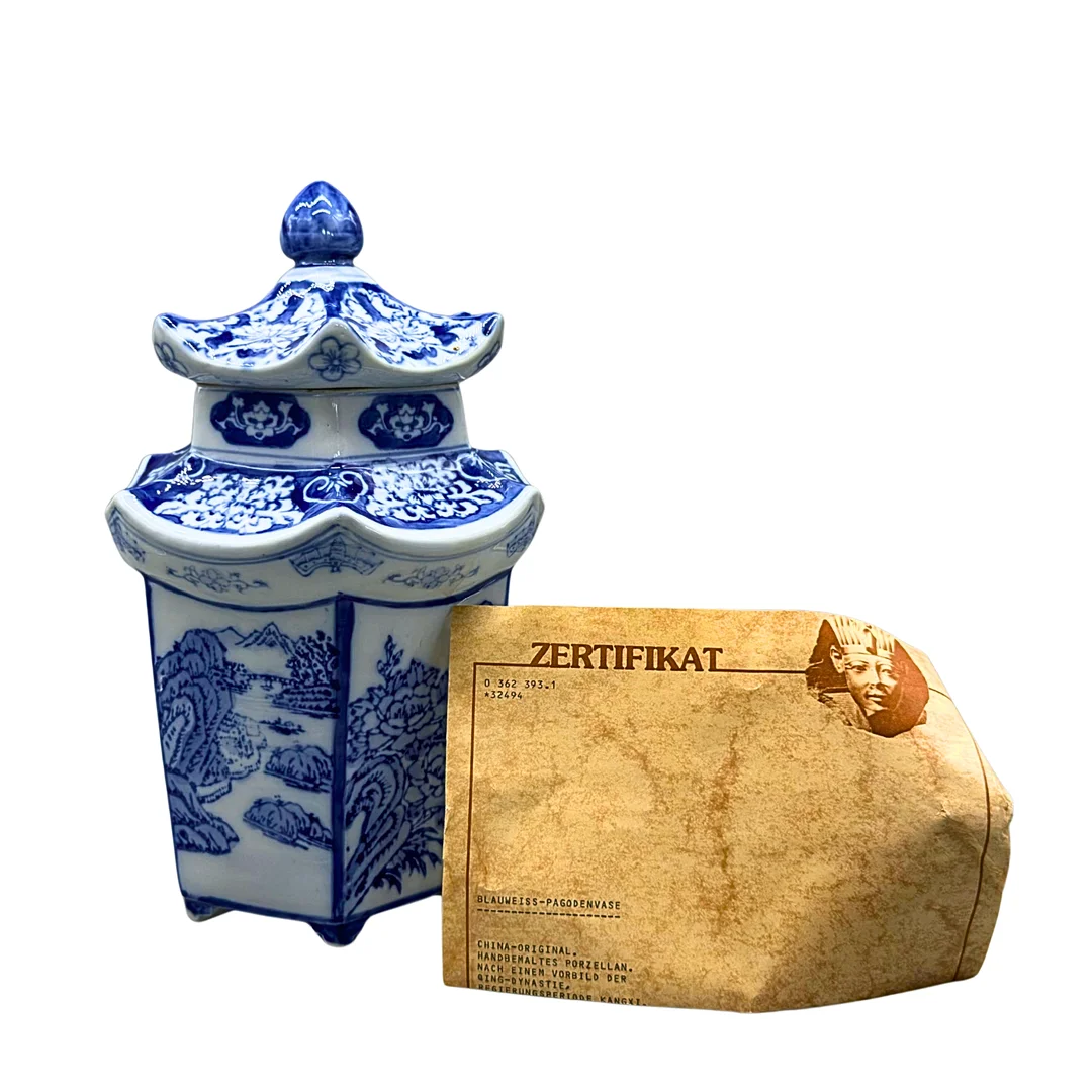 CHINESISCHE PAGODENVASE AUS PORZELLAN IM STIL DER QING-DYNASTIE MIT ZERTIFIKAT. — Ceramics & Porcelain — Auktionshaus Stuber's Hammerschlag