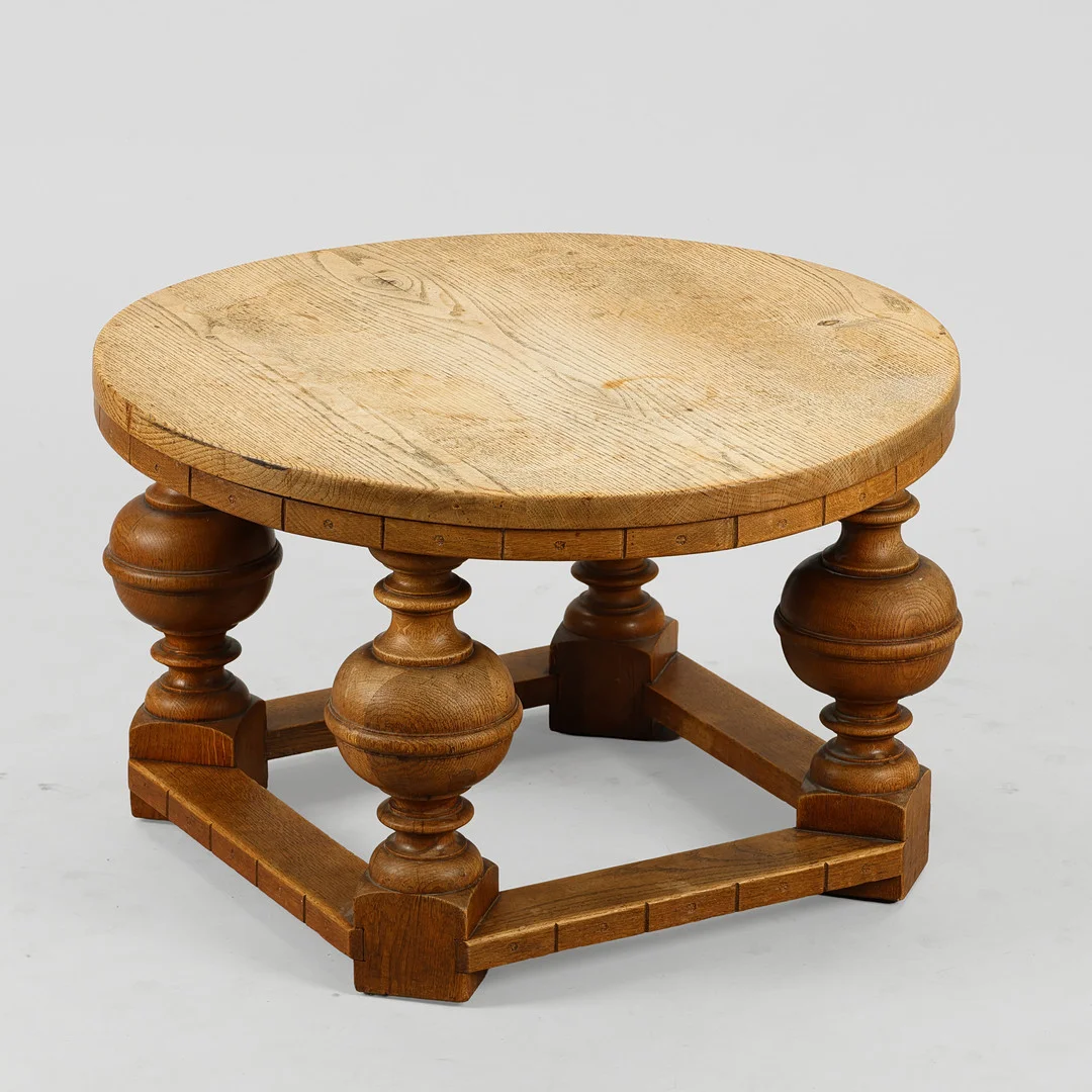 Cirkulært sofabord af massivt egetræ, barok form, 1900-tallets første halvdel. — Coffee Tables — Palsgaard Kunstauktioner