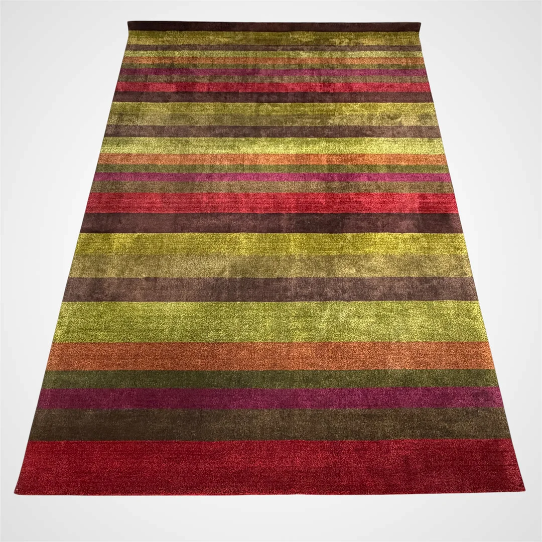 MATTA, Designers Guild, "Tanchoi Berry", ur kollektionen "Zardozi", handtuftad, ca 303x205 cm. — Carpets — Skandia Auktion