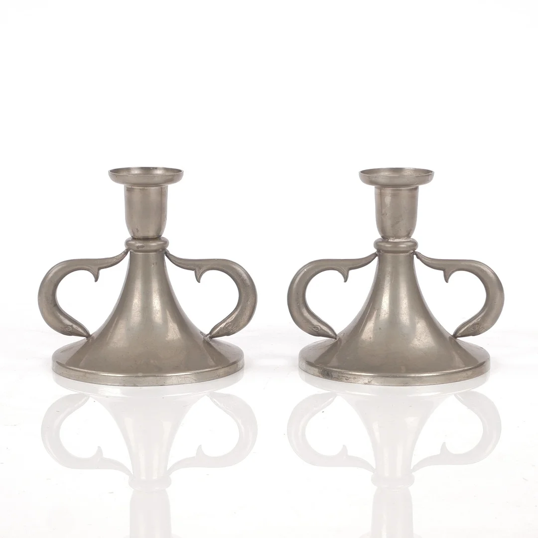 LJUSSTAKAR, ett par, tenn, Konsthantverk Tyringe, 1930. — Candlesticks — Auktionsfirma Kenneth Svensson i Kalmar