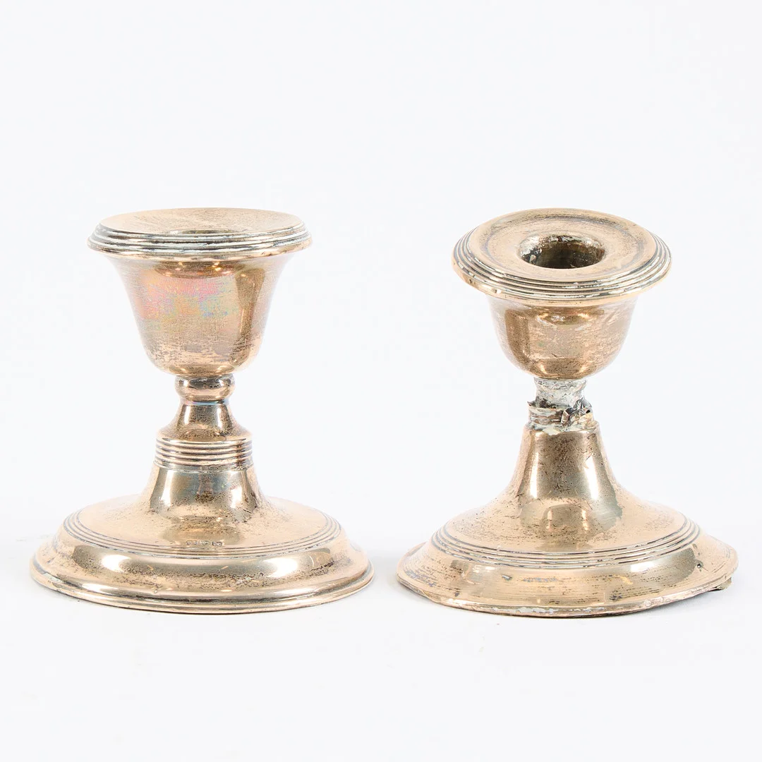 LJUSSTAKAR, ett par, silver, England 1900-talets början. — Candlesticks — Uppsala Auktionskammare