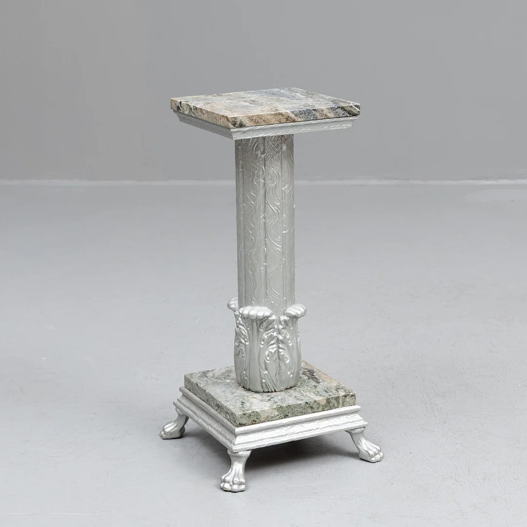 PIEDESTAL, marmorskivor, 1900-talets andra hälft. — Other — Garpenhus Auktioner