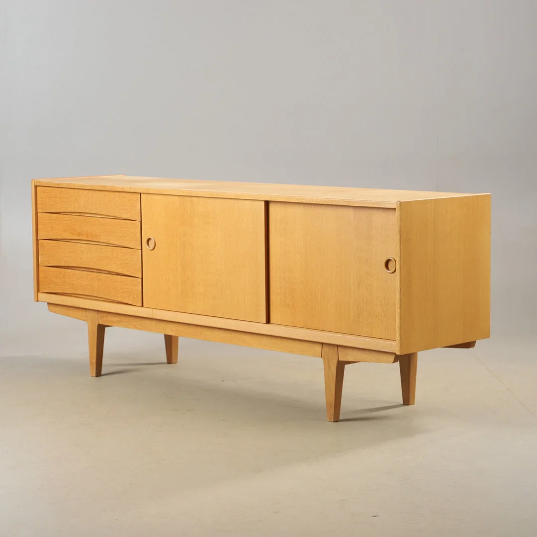 ERIK WÖRTZ. Sideboard, "Ulvö", ek, IKEA, 1900-talets mitt. — Cupboards, Cabinets & Shelves — Helsingborgs Auktionskammare