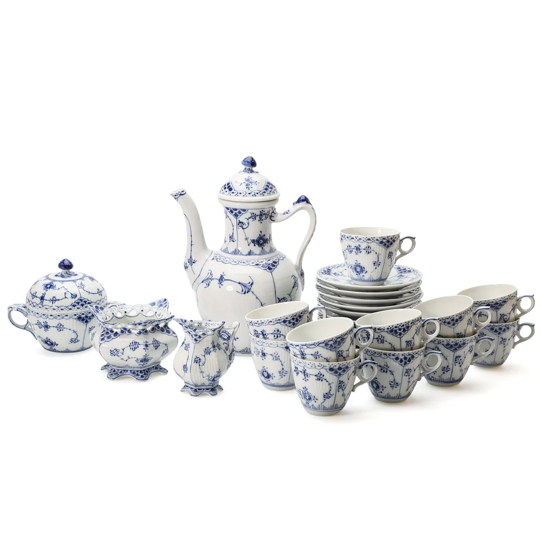 SERVISDELAR, 27 delar, porslin, "Musselmalet halv/helblond", Royal Copenhagen, Danmark. — Tableware — Auktionsmagasinet Vänersborg