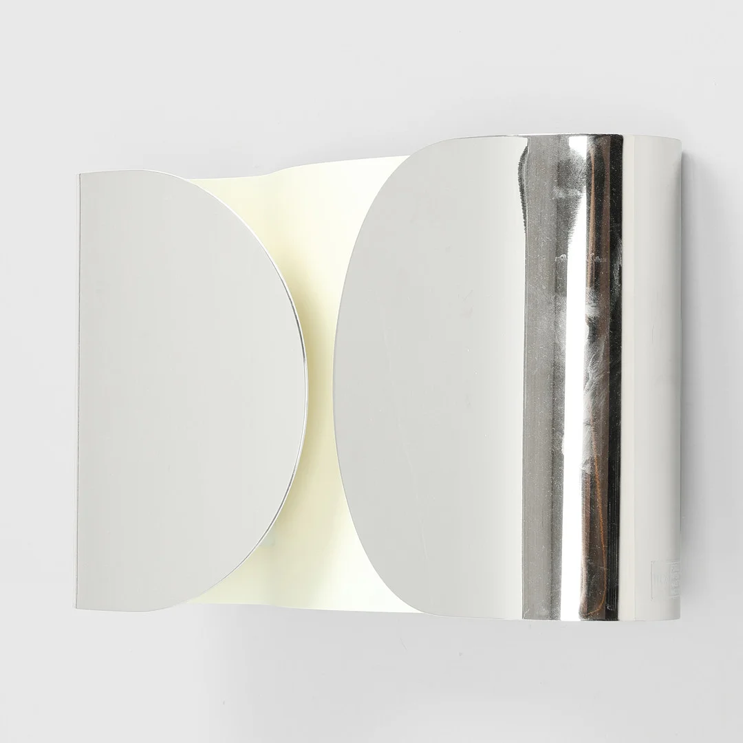 TOBIA SCARPA. "Foglio", væglampe af forkromet og hvidlakeret metal, Flos, Italien, formgivet 1966. — Wall Lights — Palsgaard Kunstauktioner