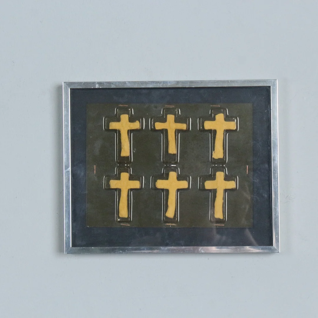 UNBEKANNTER KÜNSTLER. '' Die Sechs Kreuze '' , Mischtechnik um 1970er. — Paintings — Stockholms Auktionsverk Düsseldorf/Neuss