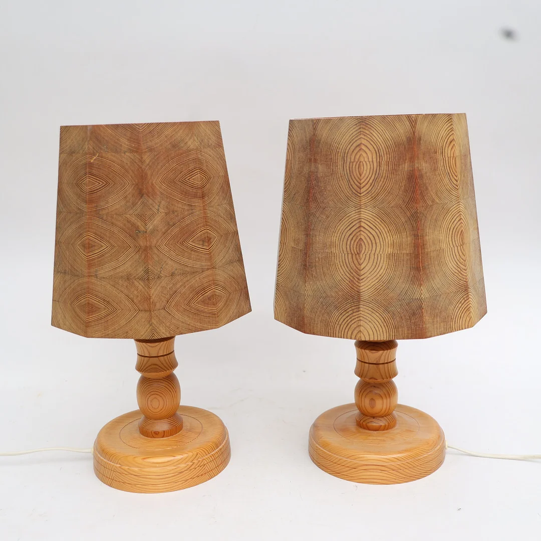 BORDSLAMPOR ETT PAR, 1900-talets andra hälft, furu, signerade och daterade 82. — Table Lamps — Falun Auktionsbyrå