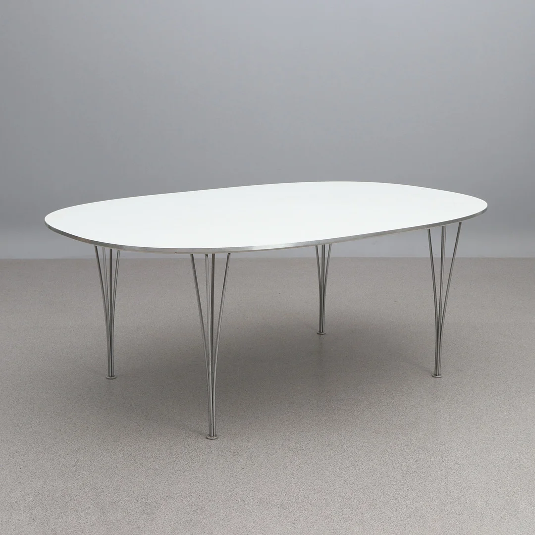 BRUNO MATHSSON OCH PIET HEIN. "Superellips", vitlaminerad skiva med aluminiumkant och förkromade spännben, Fritz Hansen, Danmark 2001. — Tables — Skånes Auktionsverk