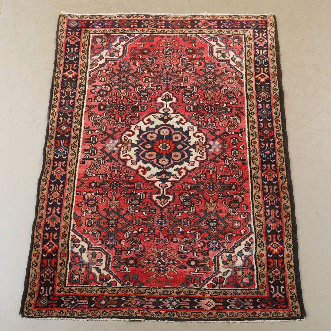 MATTA, orientalisk, 163 x 118 cm. — Oriental Carpets & Textiles — Helsingborgs Auktionskammare