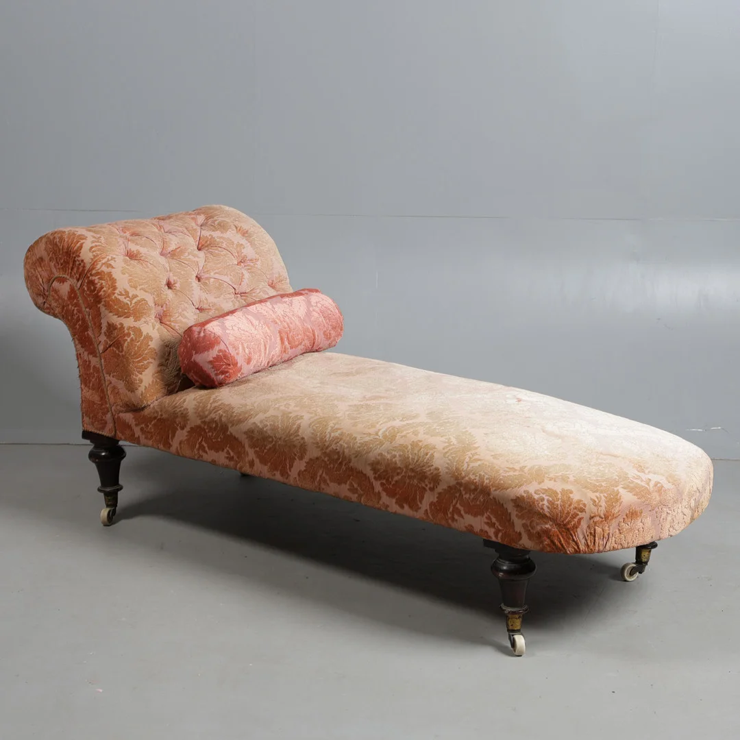 A LATE VICTORIAN CHAISE LONGUE. — Sofas & Seatings — Bishop & Miller