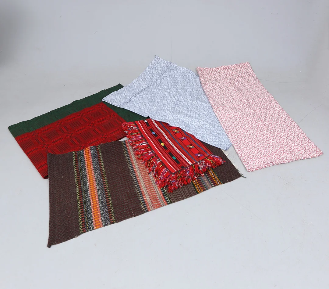 PARTI TEXSTIL, 5 delar, bl.a. Stenbordsduk, Skåne. — European Carpets & Textiles — Gomér & Andersson Linköping