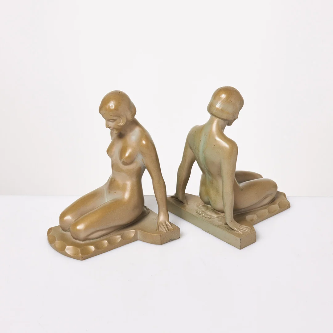 BOKSTÖD. 1 par, Swedish grace, bemålad metall, 1900-talets första hälft. — Miscellaneous — Stockholms Auktionsverk Sickla