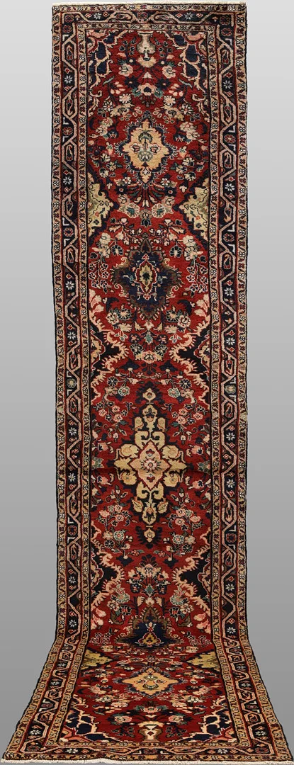 MATTA. Mehrawan gallerimodell, 478 x 87 cm. — Oriental Carpets & Textiles — Södermanlands Auktionsverk